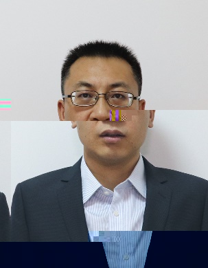 穿西裝戴眼鏡的男人描述已自動生成